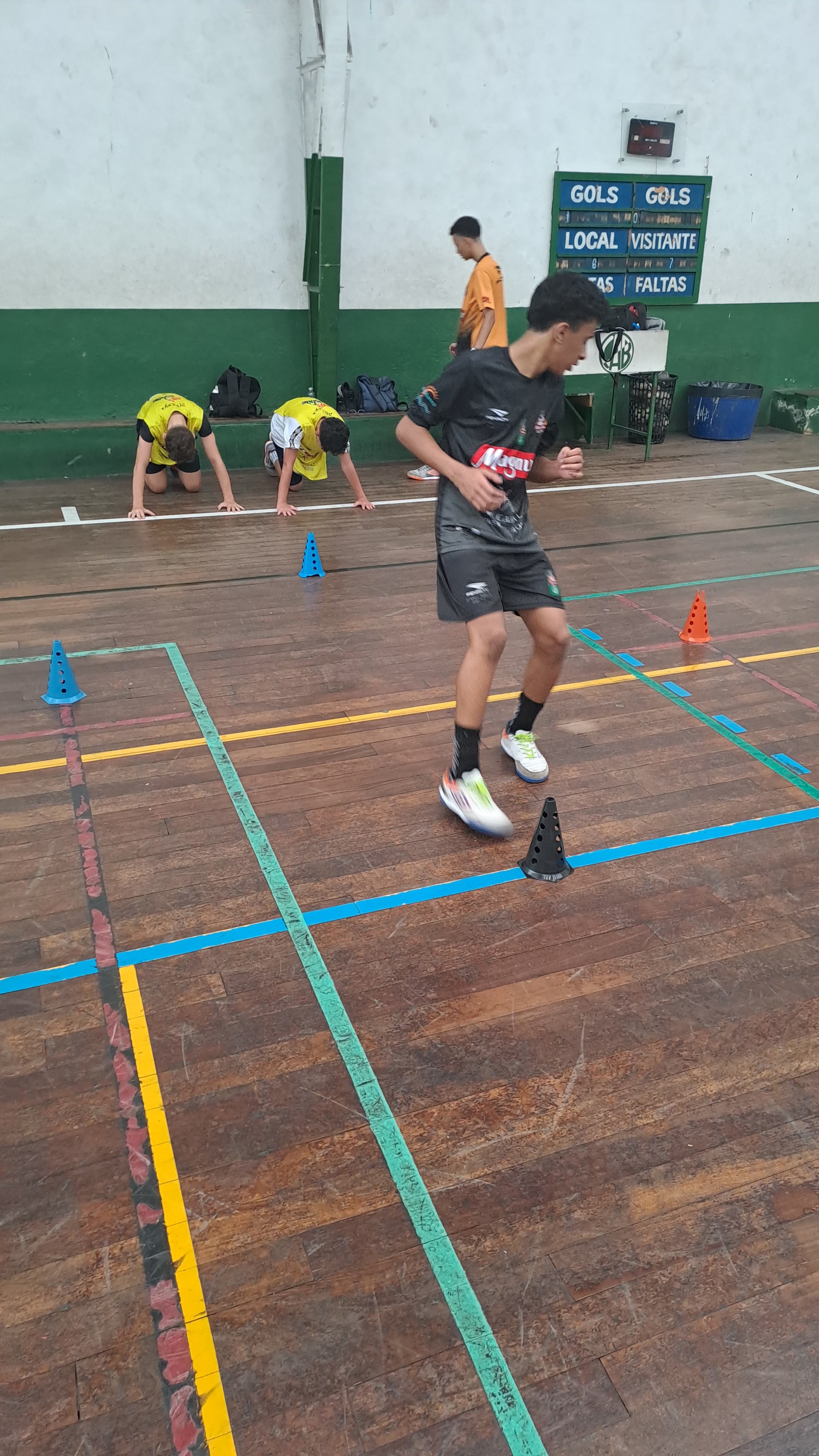 Aluno da Magnus School em movimento durante o treino