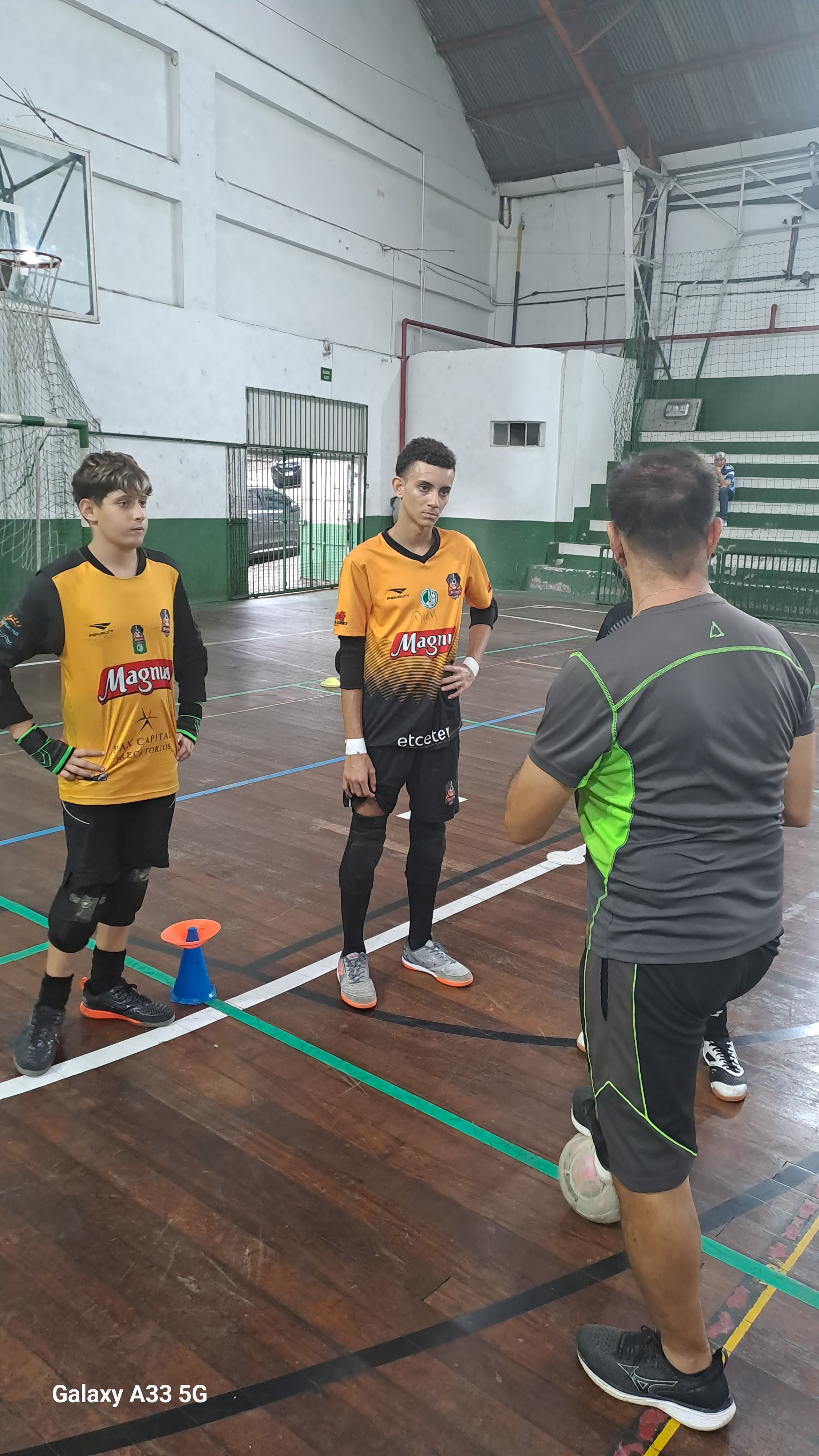 Professor da Magnus School orientando os alunos em campo